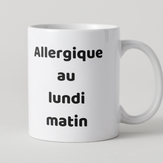 Mug blanc avec texte noir "Allergique au lundi matin" et icône de gélule médicale.