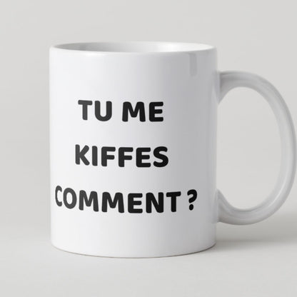 Mug blanc avec texte noir "Tu me kiffes comment ?" dans un style moderne et minimaliste