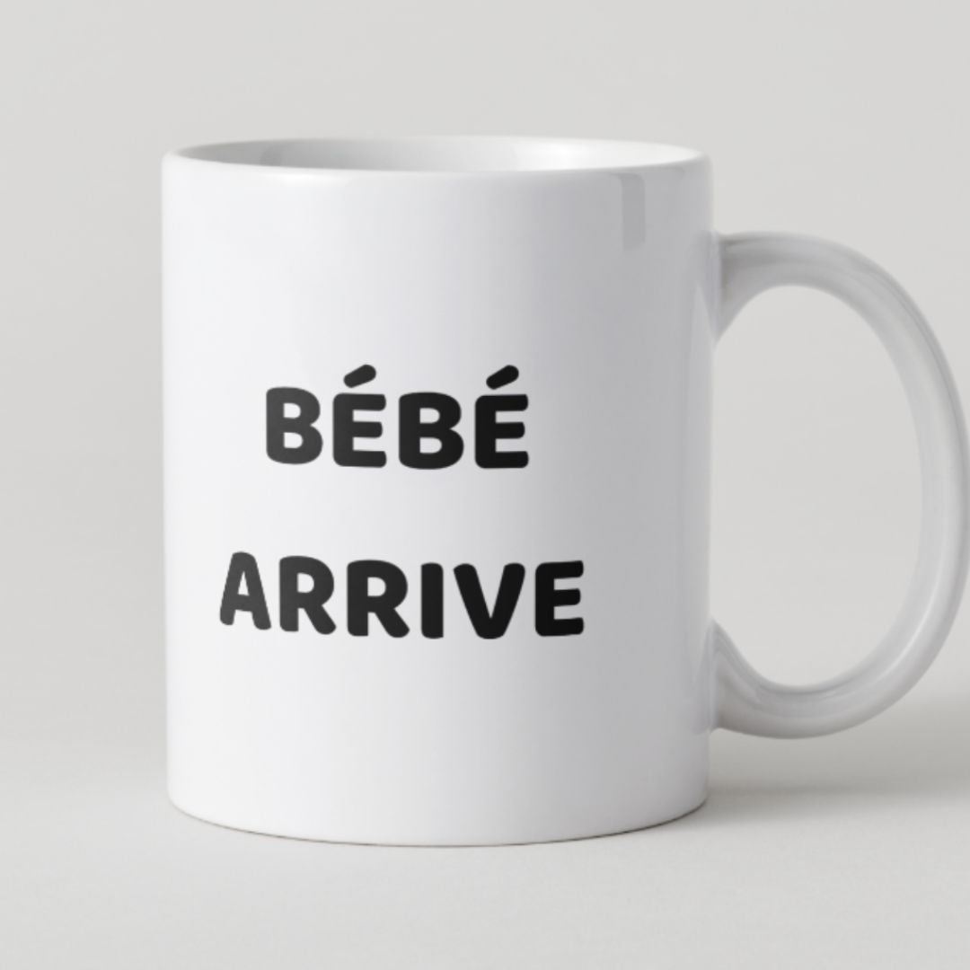 Mug blanc épuré avec inscription noire Bébé arrive pour annonce de grossesse