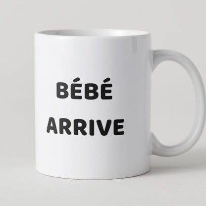 Mug blanc épuré avec inscription noire Bébé arrive pour annonce de grossesse
