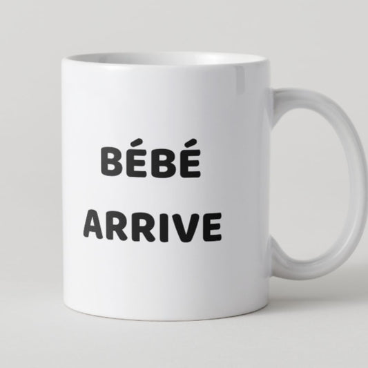 Mug blanc épuré avec inscription noire Bébé arrive pour annonce de grossesse