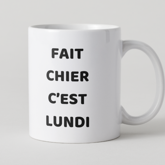 Mug blanc avec texte noir "Fait chier c'est lundi" et design épuré.