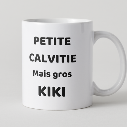 Mug blanc avec texte noir "Petite calvitie mais gros zizi" et design minimaliste.
