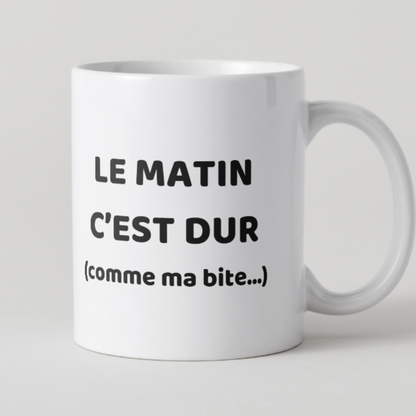 Mug blanc avec texte noir humoristique "Le matin c'est dur comme ma bite".