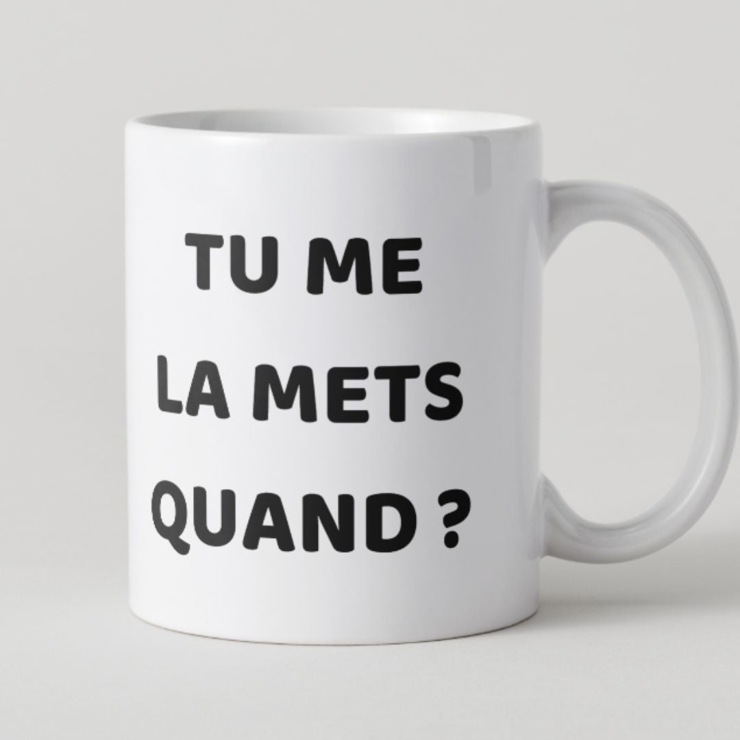 Mug blanc avec texte noir audacieux Tu me la mets quand ? pour cadeau de couple.