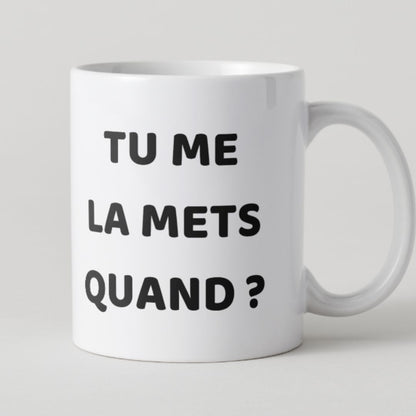 Mug blanc avec texte noir audacieux Tu me la mets quand ? pour cadeau de couple.