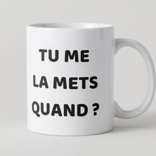 Mug blanc avec texte noir audacieux Tu me la mets quand ? pour cadeau de couple.