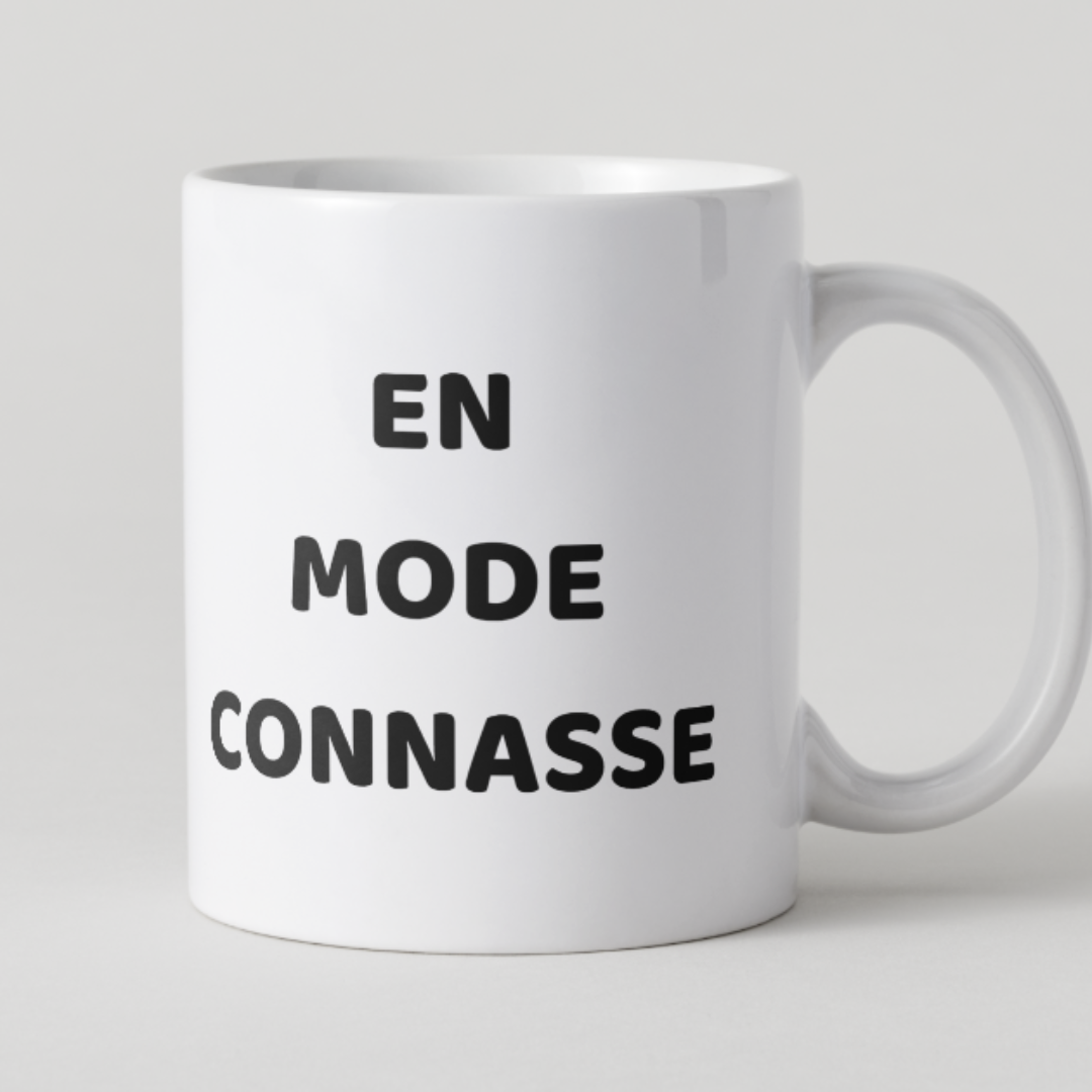 Mug blanc avec texte noir "En mode Connasse"
