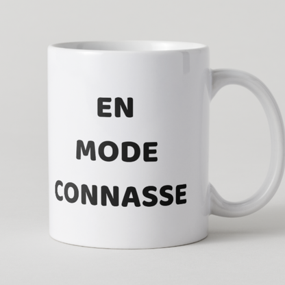 Mug blanc avec texte noir "En mode Connasse"