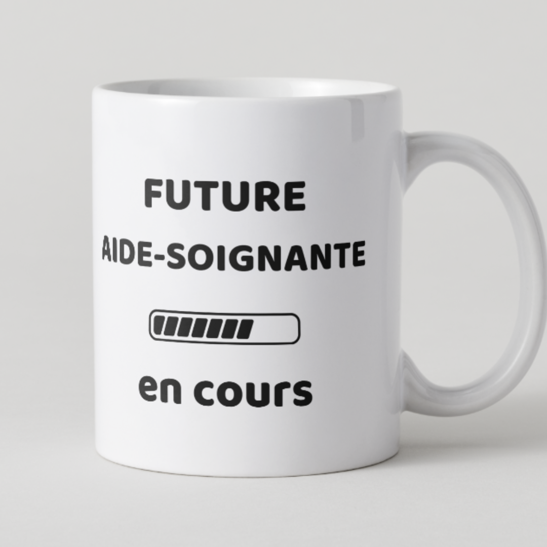 Mug études de santé avec message Future Aide-Soignante en cours.