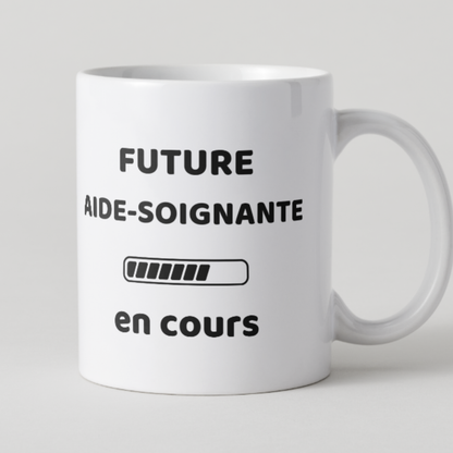 Mug études de santé avec message Future Aide-Soignante en cours.