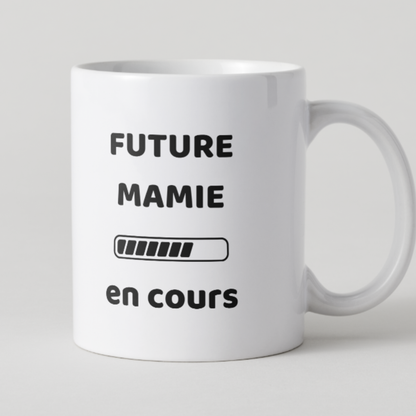 Mug blanc avec texte Future Mamie en cours et illustration barre de chargement.