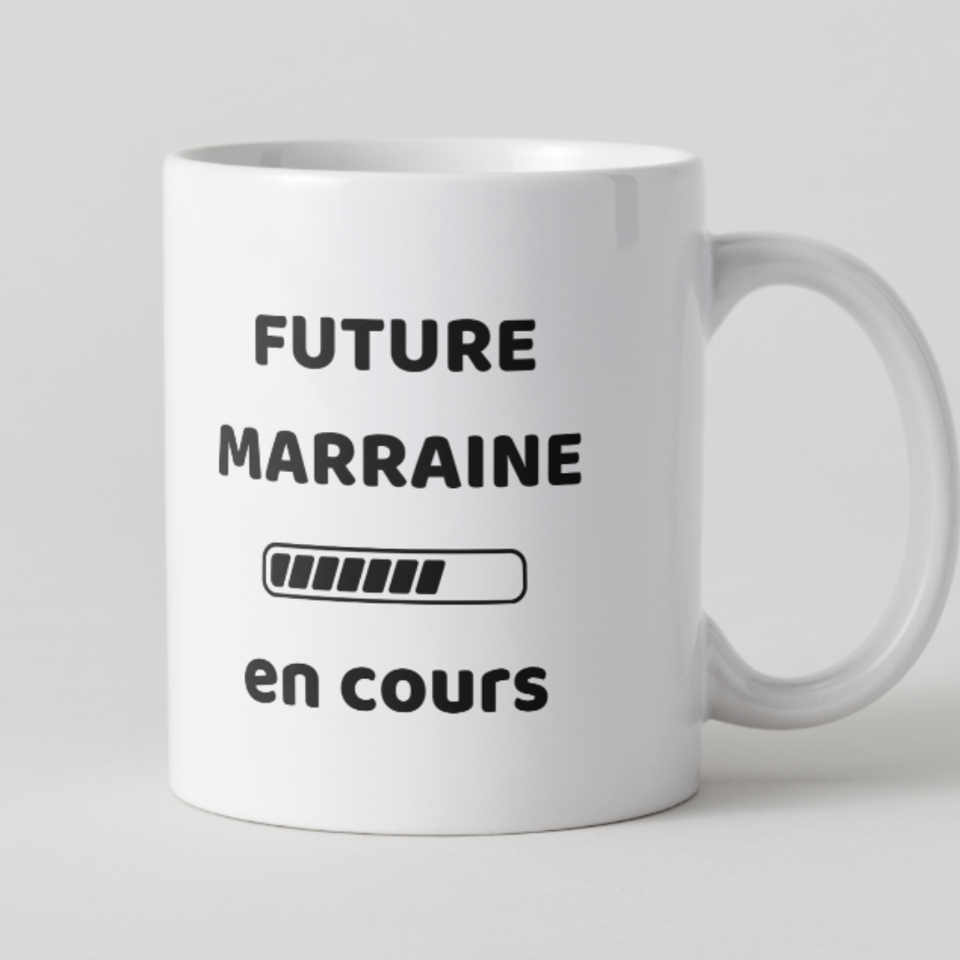 Mug blanc avec texte Future Marraine en cours et barre de chargement noire.