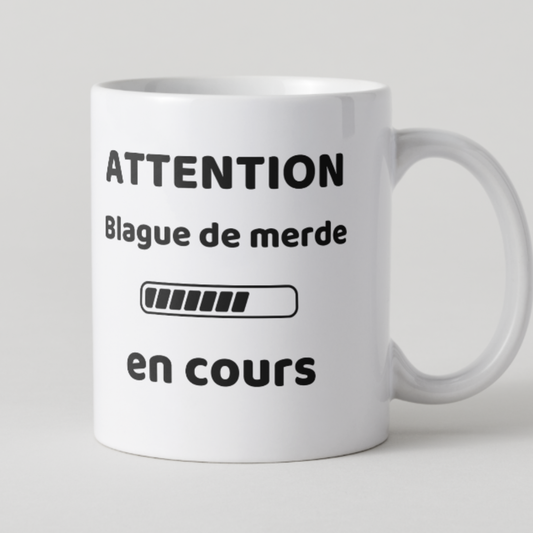Mug blanc avec texte Attention Blague de merde en cours et barre de chargement.
