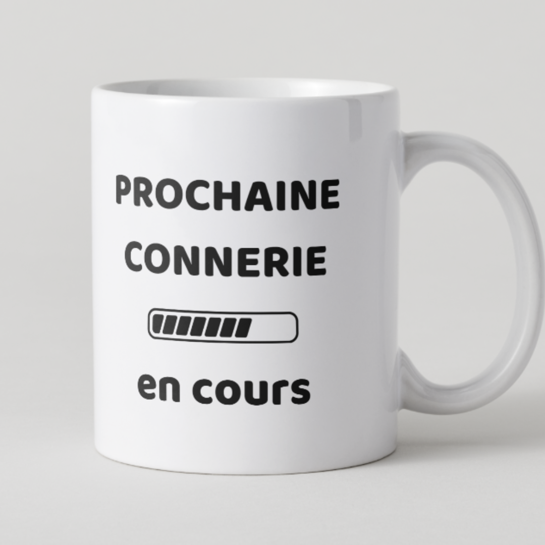 Mug blanc avec texte Prochaine connerie en cours et visuel barre de chargement.
