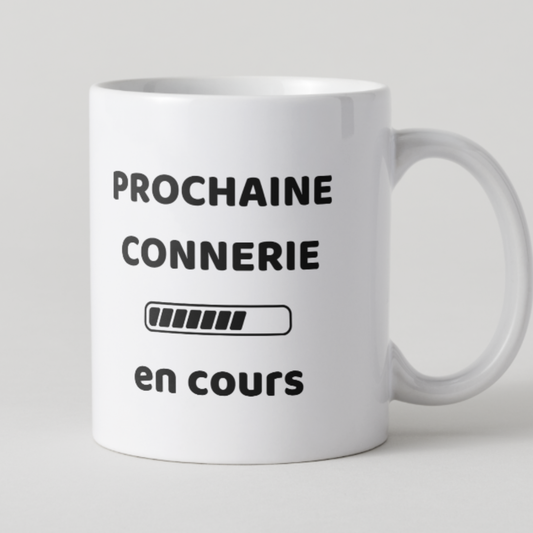 Mug blanc avec texte Prochaine connerie en cours et visuel barre de chargement.